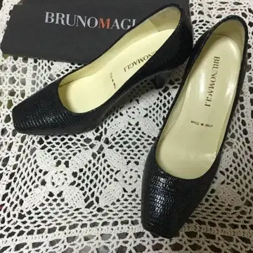 브루노말리 엠보 펌프스 천 가방 포함