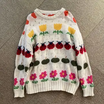 Freada 꽃과 무당벌레 패턴 니트 스웨터