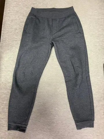 쿠치 디자인 그레이 조거 팬츠 백 포켓 부착