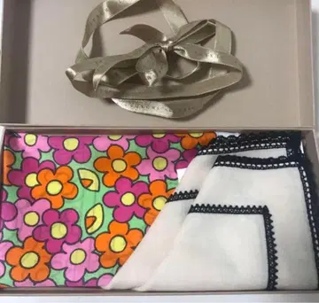 CLASSICS the Small Luxury 자수 손수건 새상품