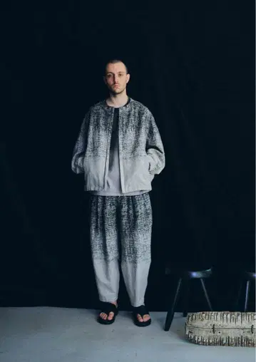 어태치먼트 22SS LI/C 그라데이션 자카드 노카라 블루종