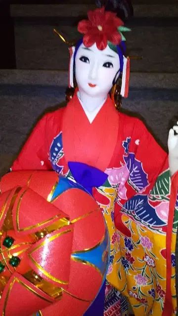 류큐의 아름다운 의상을 입은 인형