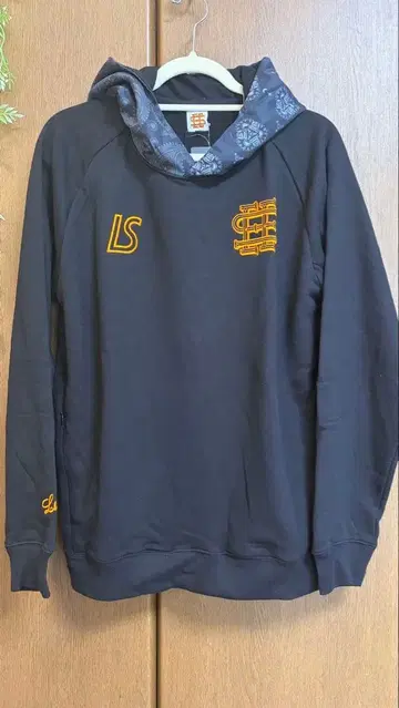 LUZeSOMBRA (루스이슨 브라) 후드티