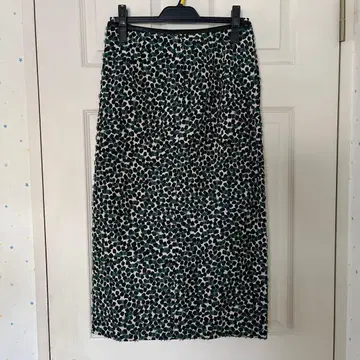 새상품급 TOMORROWLAND 컷 애니멀 I 라인 미디 스커트