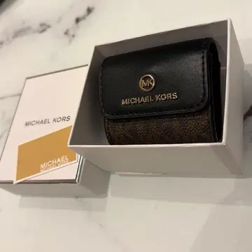 MICHAEL KORS AirPods 케이스