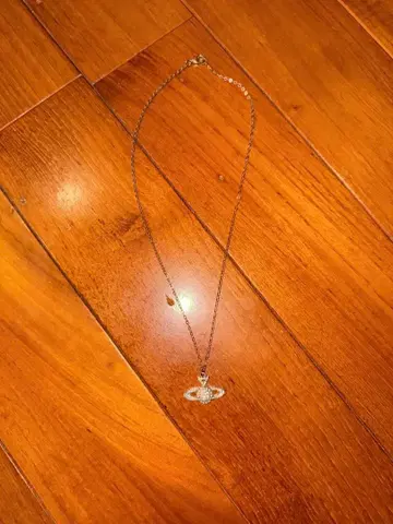 토성 모티브 목걸이