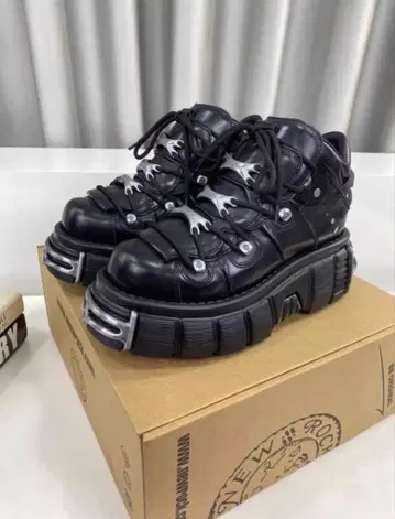 NEW ROCK 통굽 스니커즈 42인치