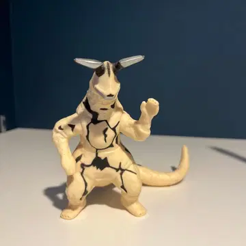 괴수 피규어 화이트 블랙 손을 든 포즈