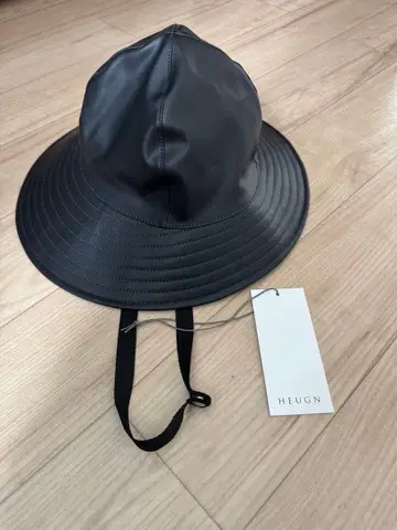 HEUGN 블랙 버킷햇 스트랩 포함