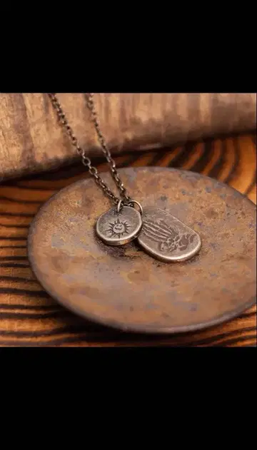 PRAYING HANDS NECKLACE