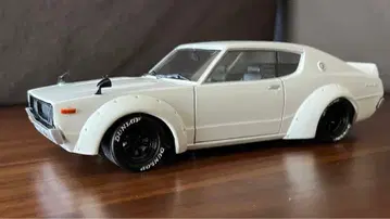 스카이라인 GT-R 와이드 바디 화이트