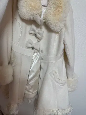 LIZLISA 백 티어드 리본 코트