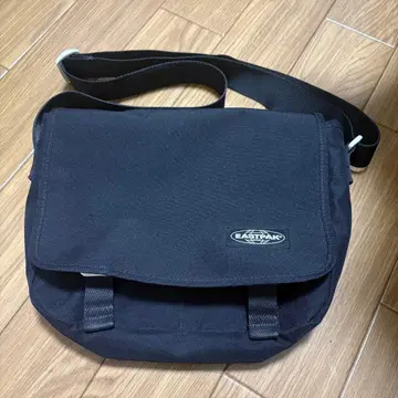 EASTPAK 메신저 백