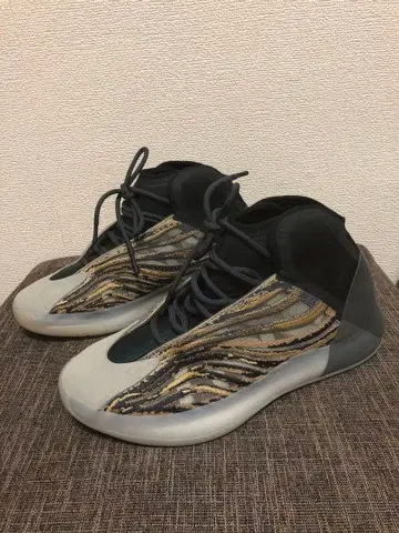 YZY QNTM 스니커즈 그레이/베이지/블랙