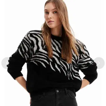 S 사이즈 데시구알 제브라 패턴 디자인 샤기 니트 상의 블랙