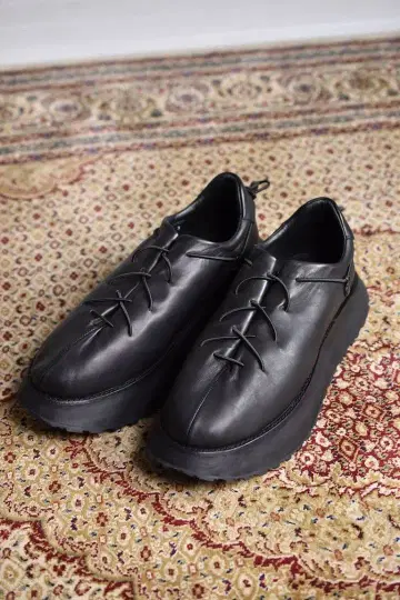 The Viridi-anne 가죽 레이스업 슈즈 스니커즈 블랙