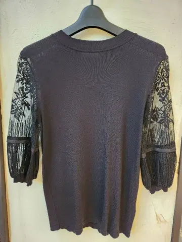 [ 새상품 미사용 ] 레이온 혼방 스트레치 레이스 벌룬 슬리브 블랙 니트