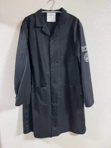 S'YTE NO FUTURE 백 프린트 롱 코트