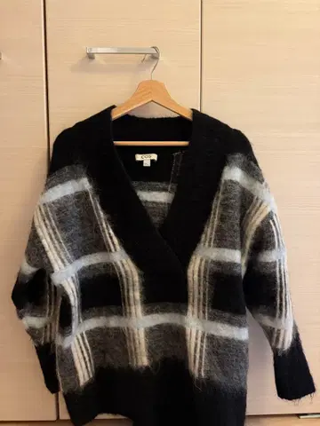 COS 체크 무늬 긴팔 니트 스웨터