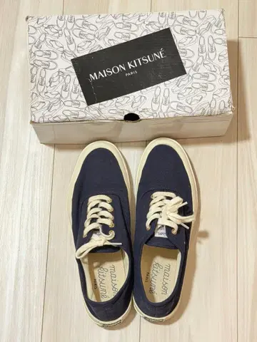 메종 키츠네 네이비 스니커즈