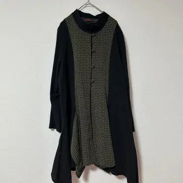 시선당 버튼 긴팔 원피스 블랙과 그린 패턴 슬릿 변화 있는 디자인