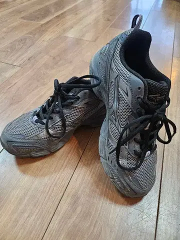 미즈노 그레이 러닝화