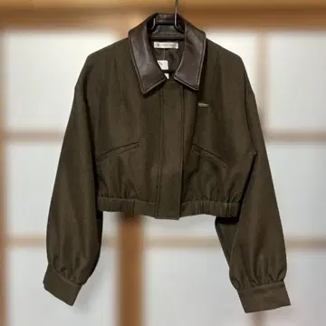 MAJESTIC LEGON 카라 부착 숏 블루종 브라운 2025AW