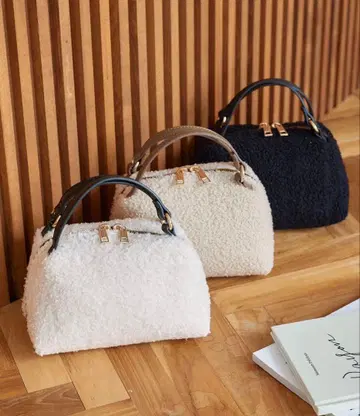 고베 레터스 보아 소재 핸드백 사선 크로스 블랙 새상품급