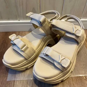 YELLO CREMA SINGLE SNEAKER SANDALS