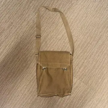 [ 빈티지 ] 50s 체코군 가스 마스크 숄더백 우드 버튼