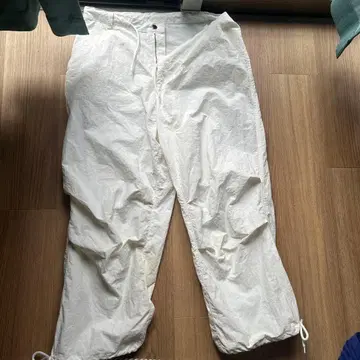 화이트 카고 팬츠 드로 코드 포함