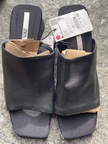 택 포함 미사용 새상품 ZARA 블랙 뮬 37 샌들 통굽 스퀘어 힐