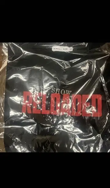 VALLAD JUST SHOW RELOADED 티셔츠 io 착용