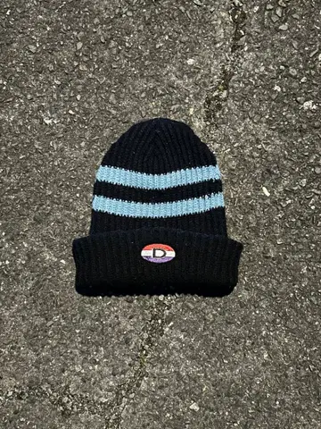 D 로고 니트 모자 비니 블랙과 스카이블루 스트라이프 보더 90s 00s
