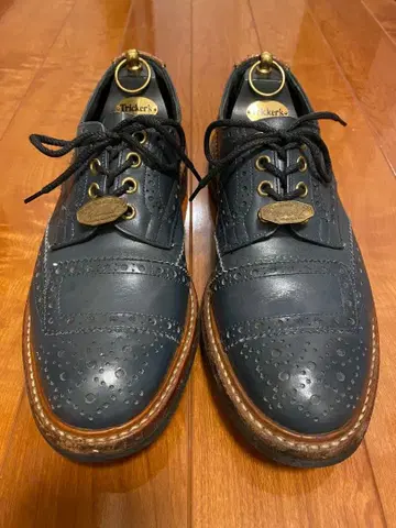 레어 Tricker's 9 네이비/브라운 윙팁 슈즈