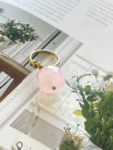 다니엘라 드 마르키 로즈쿼츠 반지