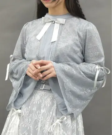 리본 달린 레이스 공주 소매 블라우스 그레이