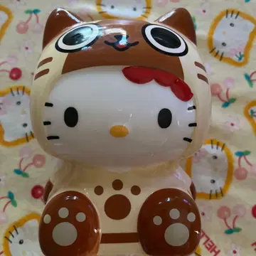 레어 키티와 몬헌 아일의 콜라보 저금통