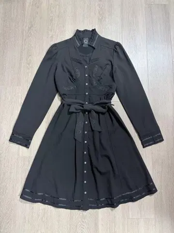 OZZ ONESTE 블랙 자수 원피스