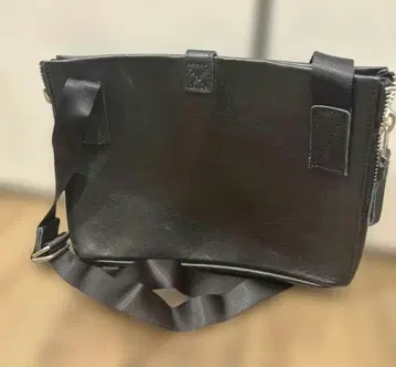 블랙 가죽 숄더백 ATTACHMENT 어태치먼트