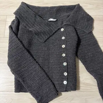 ZARA 프론트 버튼 오프숄더 니트