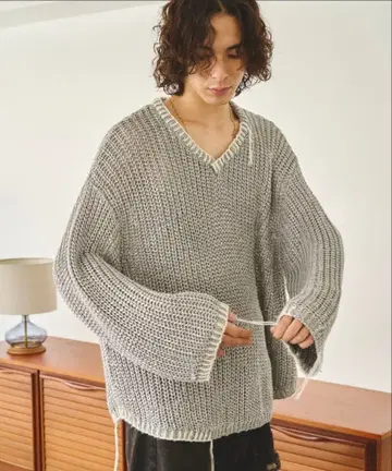 CAMPHOR WOOD 스팽글 스티치 V넥 니트