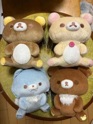 리락쿠마 차이로이코구마의 친구 올려다보고 앉아있는 봉제 인형