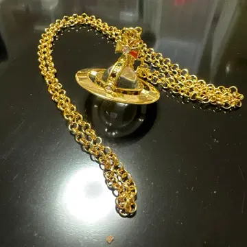 토성 모양의 목걸이