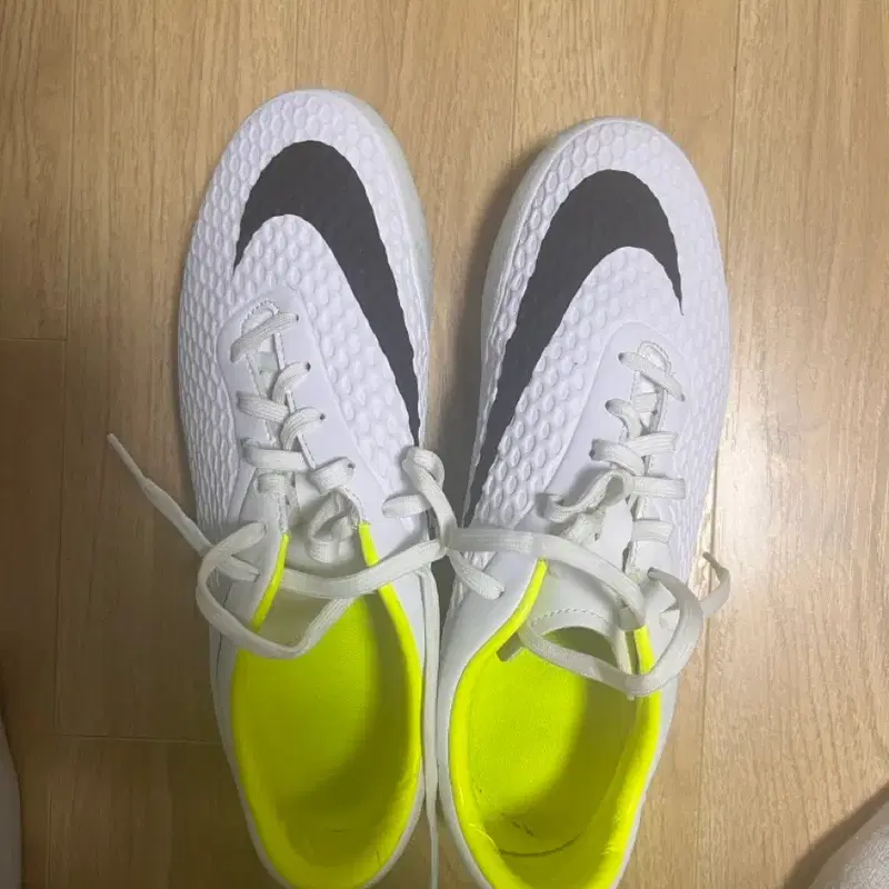 화이트 나이키 하이퍼베놈 축구화 ag 275 인조잔디용
