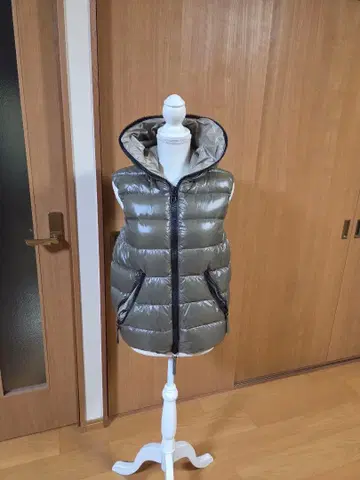 컨디션 최상 듀페티카 카멜 후드 부착 다운 베스트 M