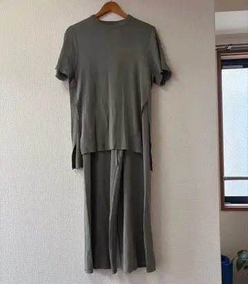 그레이 반팔 티셔츠와 팬츠 셋업