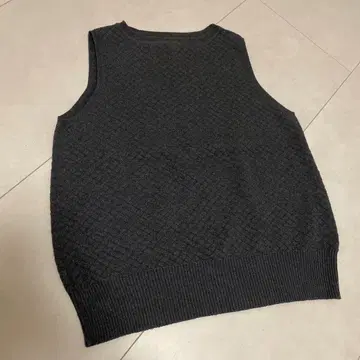 Natural laundry 다크 그레이 니트 베스트 다이아몬드 패턴