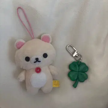 코리락쿠마 봉제 인형과 클로버형 키링