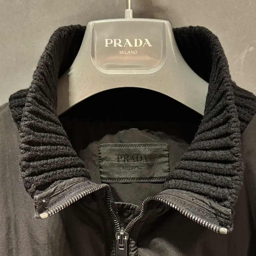 프라다 26S/S 미디움 웨이트 코튼 다운 블랙 패딩 자켓 사진 2